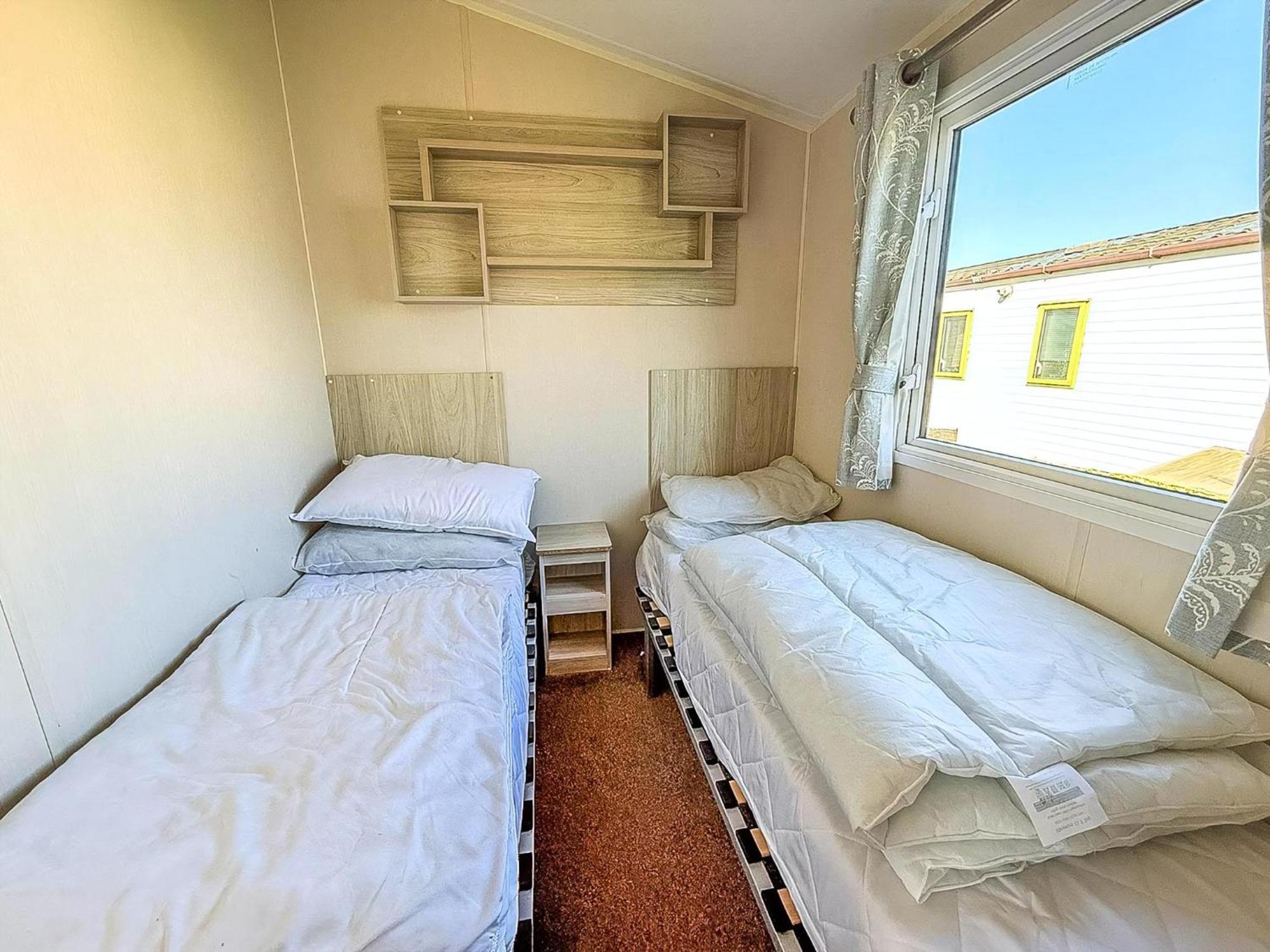 8 Berth Caravan For Hire At St Osyth Beach Ref 28047R Clacton-on-Sea Dış mekan fotoğraf