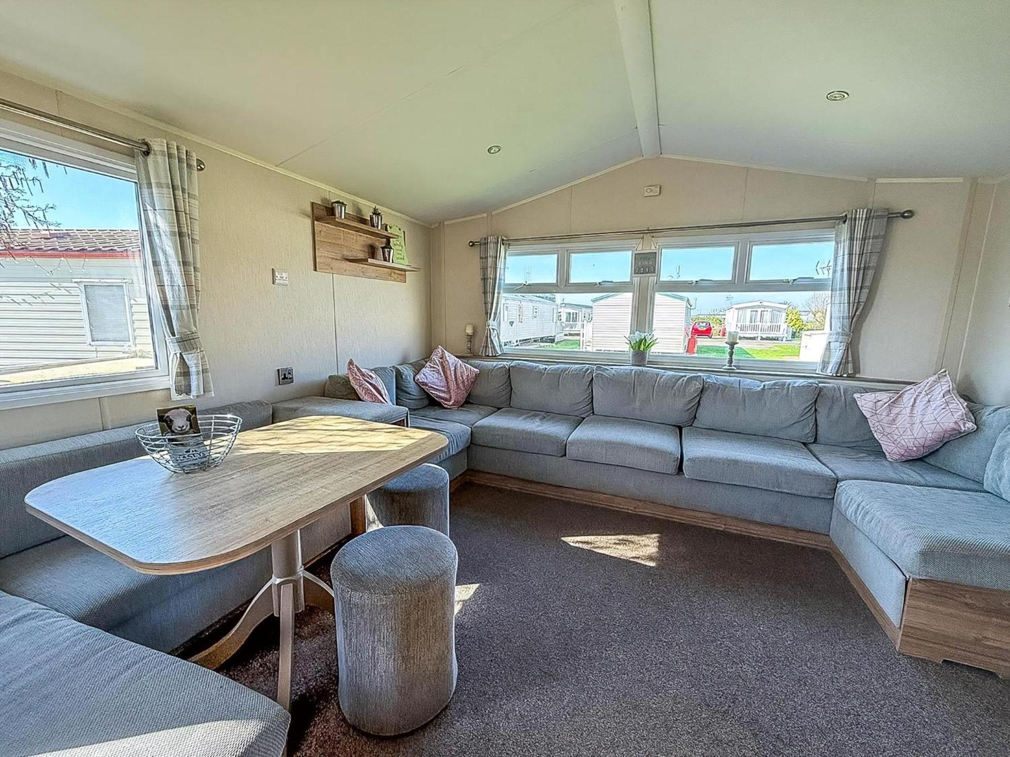 8 Berth Caravan For Hire At St Osyth Beach Ref 28047R Clacton-on-Sea Dış mekan fotoğraf